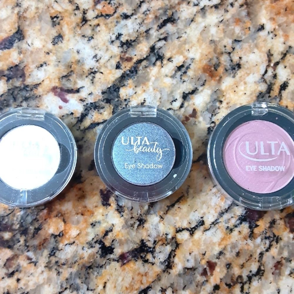 3 eyeshadow and two brushes